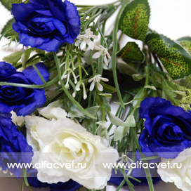 букет роз с добавкой осока цвета синий с белым 58